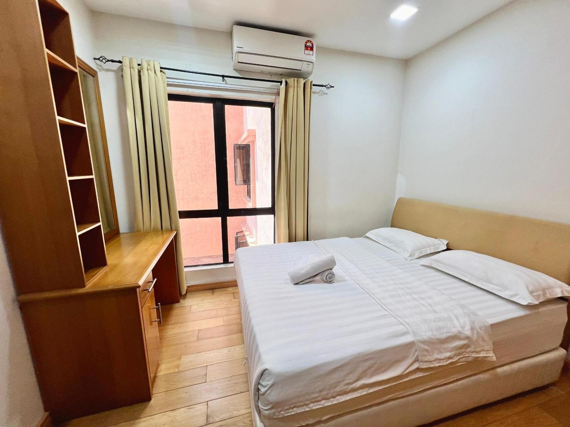 Penthouse Marina Court Vacation Home 4 Bedrooms Kota Kinabalu 14Pax Екстериор снимка